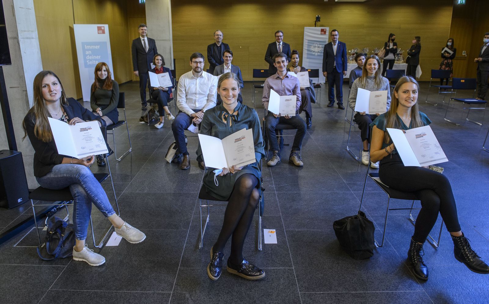 Zertifikate für zwölf Jungjournalist:innen: Lehrgang der Tiroler Journalismusakademie wurde erfolgreich abgeschlossen